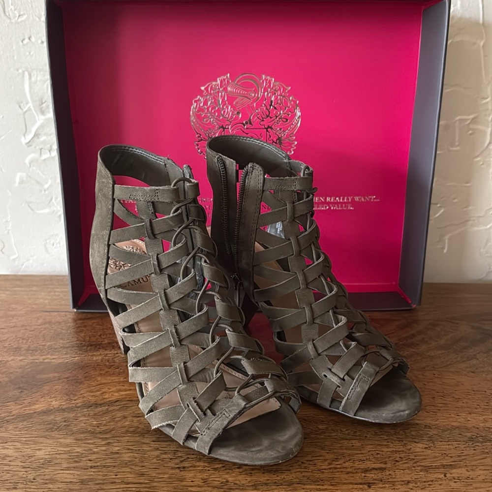 Vince Camuto VC-ELISHAN Dark Forest Oil Nubuck Size 7 Sandals